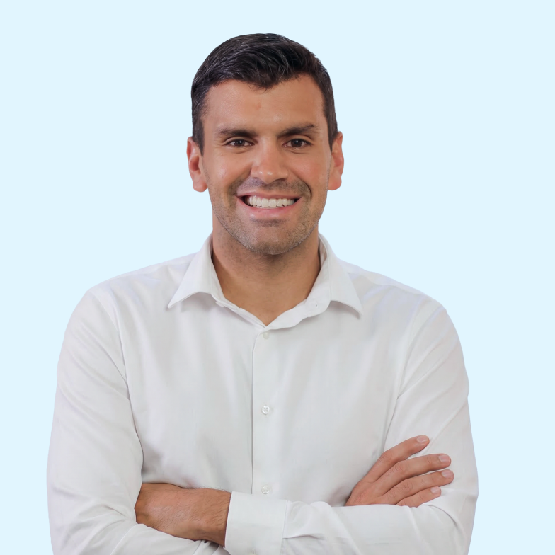Sergio Vidigal Jr. sorrindo, de camisa branca